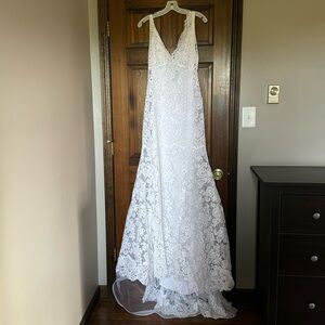 Lazaro white wedding gown never worn or altered size 10